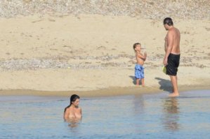 несмотря на свой возраст может похвастаться неплохо сохранившимся телом. И хоть загорала она в купальнике, чтобы детишки не видели мамины титьки, купаться все-таки полезла топлес