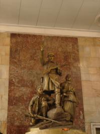 Еще на второй платформе Космодемьянской памятник стоит. И на верху, на переходе партизанам памятник