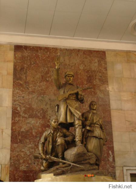Еще на второй платформе Космодемьянской памятник стоит. И на верху, на переходе партизанам памятник