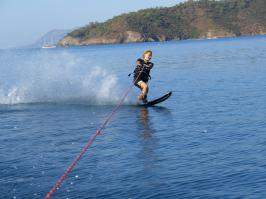 да, настоящему мастеру и лыжи нужны только чтобы из воды выйти. я тоже, когда возможность была, осваивала снаряд, но до такой крутизны надо годами из воды не вылазить. ))