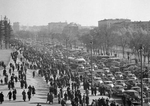 Ленинградский проспект в районе стадиона «Динамо» перед началом футбольного матча, 1949г.