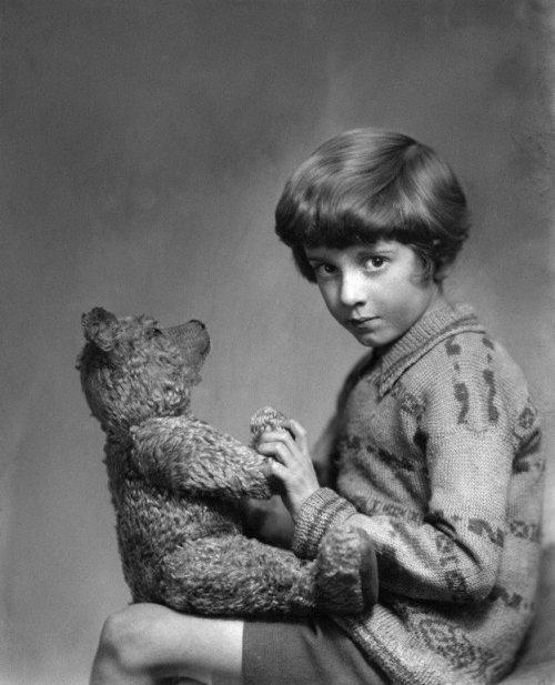 Кристофер Робин Милн (сын Алана Милна) и его любимый медвежонок Эдвард стали прототипами известных персонажей в сборнике рассказов про Винни-Пуха. (1928)