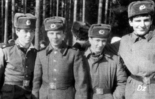 Абрамович (слева) и его армейские друзья.