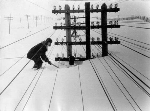 1960-е гг. - Линии электропередач, занесенные снегом. Воркута. Коми АССР.