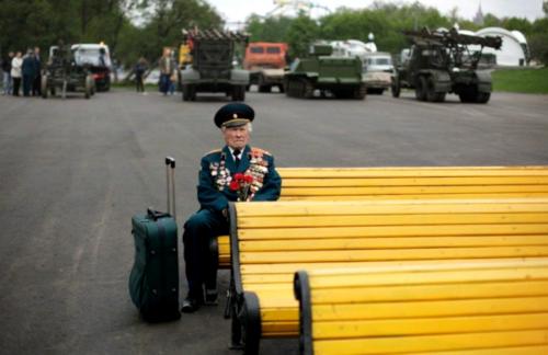 Последний... Ветеран ВОВ сидит на скамейке и ждет в надежде увидеть знакомых из своей части.