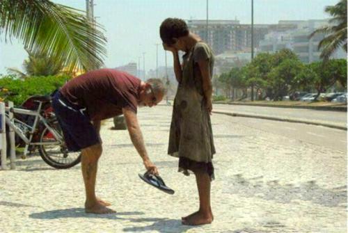 Благодарность. Фотография человека, дающего свою обувь бездомной в Рио-де-Жанейро. Девочка расплакалась.