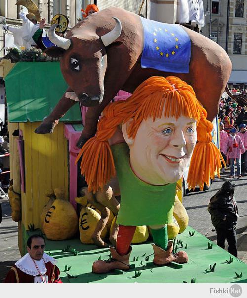 Фигура Ангелы Меркель, которая на своих плечах в одиночку тащит на себе "быка Евросоюза".