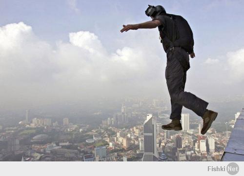 Прыжок.Бэйсджампер из Англии Ральф Гринэуэй прыгает с самого высокого здания в мире – башни в Куала-Лумпур.