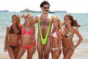 Манкини – мужской вариант бикини (от англ. man – мужчина). Обширное значение данного слова указано в знаменитом английском словаре Collins English Dictionary. Наибольшую же популярность манкини принес фильм «Борат», в котором герой неподражаемого Саши Коэна нередко появлялся в кадре облаченным в ярко-желтый или зеленый купальник подобного типа.