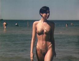 В фильме "Обнаженная в шляпе" был показан купальник, который не растворяется, но становится прозрачным.