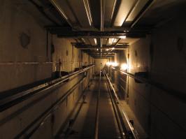 1. Люк в лифте есть только в голивудских фильмах. У нас только плафон который надо долго и муторно откручивать стоя на крыше кабины, в шахте.
2. Дверей в лифте 2 пары. Двери шахты и двери кабины. Что бы что то передать надо открыть двери шахты и двери кабины. Не так всё просто.
3. Не буду описывать технические нюансы, поверь на слово их много.
У меня большой опыт работы в ГорЛифте. Объявление полная пурга. Так развести может только электромеханник аварийной службы.