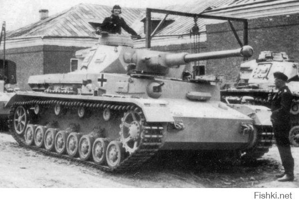 На фото немецкий средний танк Panzer IV Ausf F2.