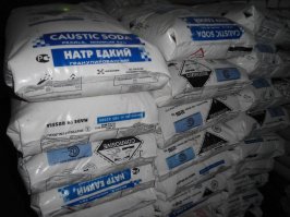 Засыпаем едкий натрий, заливаем кипятком и всё готово. Чаще всего и песок и прочие нерастворимые материалы пробивает.