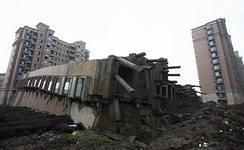 вот так в китае рушатся дома из бетона. очень интереснопосмотреть как обрушится это сооружение