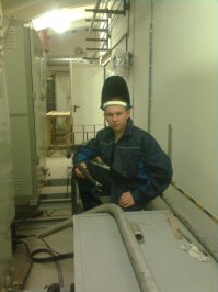 вот мега сварщик -легко делает такую красоту )
таким аппаратом.
втроём бункер сделали - лучше всех
потом водили остальных для примера )