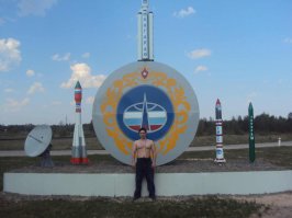 вот мега сварщик -легко делает такую красоту )
таким аппаратом.
втроём бункер сделали - лучше всех
потом водили остальных для примера )