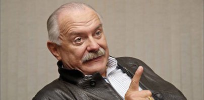 Бездарность, понторез, зажравшийся мажор,  вылезший на папиных заслугах. Куда он лезет старый гондон? возомнил себя помещиком...