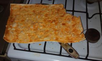 Я дожил и попробовал! Только не стал резать. Ножом неаккуратно получится. Кусочек уже во рту! Вкусно, необычно, относительно быстро. Расходы - лаваш 25 руб., сыр 73 руб., яйцо-копейки. Удовольствия - море!