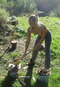 Я прямо представил эту принцессу с поленом в рабочем комбинезоне!