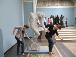 У меня одной на этой фотке в голове зазвучала песня "single ladies"?