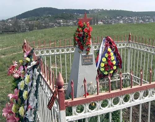 ех  схлапочу минусов но  пох ,   в этом бою  наша страна потеряла 1 человека , а немцы  143 самолета 378 танков . 47 авианосцев 44 тыщщи убитыми остальные сдались вплен