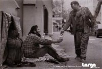 Данное постановочное фото было опубликовано в 2004 года в журнале Large в контексте проведения социальной рекламной кампании "For people who think bigger than they are", показывающей благородные поступки людей, несмотря на обстоятельства.
Вот еще фотки из этого журнала: