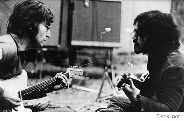 Фотка Леннона и Че Гевары  - фейк!
На самом деле в оригинале на фотке Леннон и Уэйн Габриель.
