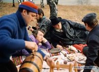 Кстати, в сцене на пикнике одного из друзей Гоши играет сам режиссер картины - Владимир Меньшов.