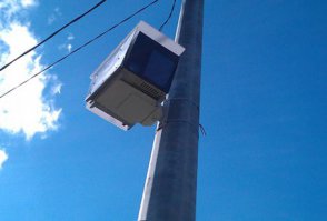 У нас в Казани еще одну х...ню придумали, в нее даже радар не встроен. Называется "Автодория". Висят на столбах пара ящиков через определенное расстояние и измеряют время въезда и выезда из зоны их влияния, вычисляют таким образом среднюю скорость, радардетекторы на них не реагируют