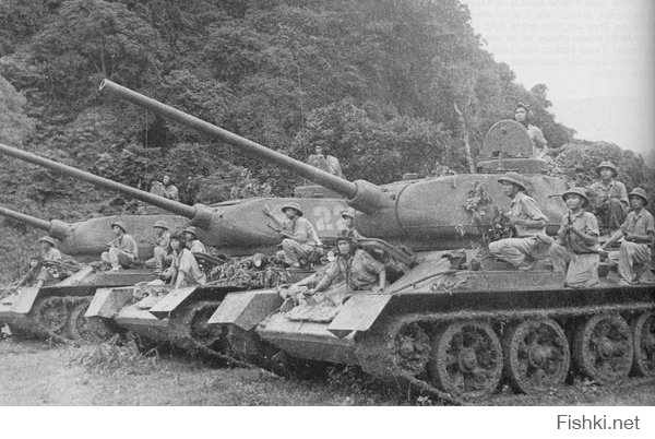 Танки Т-34-85 стояли у истоков бронетанковых сил Демократической Республики Вьетнам. Первыми боевыми машинами, которые достались вьетнамцам ещё в ходе войны за независимость, были два американских М24 и несколько бронемашин М8 и бронетранспортеров М3. Значительно усилить бронетанковые силы удалось в 1950-е гг., когда активную поддержку Вьетнаму стал оказывать Советский Союз.
В 1959 году прибыла первая партия техники, состоявшая из 35 танков Т-34-85 и 16 самоходных орудий СУ-76М. Это количество позволило к 5 октября сформировать первый танковый полк под номером 202. Инструкторы прибывали как из СССР, так и из Китая, так что обучение вьетнамских экипажей шло быстро и находилось на высоком уровне. Для того, чтобы лучше узнать противника часть офицеров полка в 1962 году была отправлена в Южный Вьетнам. Танков у северных вьетнамцев было немного, поэтому основные надежды возлагались на ручные гранатомёты, а “тридцатьчетверки” планировалось использовать в качестве средства усиления. Сделанный выбор оказался очень правильным.
В 1964 году 202-й полк получил пополнение в виде новых танков Т-54 и ПТ-76, что позволило перевести его на трехбатальонный состав. Впрочем, первые бои на границе с Лаосом провели экипаж ПТ-76, а “тридцатьчетверки” большую часть времени использовались для обучения.
Следующий значительный этап в развитии танковых сил ДРВ имел место в 1971 г. В этот год в бой вступили танки Т-54 и тогда же командование решило сформировать ещё два танковых полка – 201-й и 203-й, а также три новых танковых батальона. Параллельно был переформирован 202-й полк.
В 1971 году танки не раз становились жертвами вертолётов. Например, только 2-я эскадрилья 17-го воздушно-кавалерийского полка, вооруженная АН-1 “Hue Cobra”, записала тогда на свой счет четыре ПТ-76 и один Т-34-85. Примечательно, что все танки были уничтожены НАРами с тяжелой боевой частью, так как обстрел “тридцатьчетверок” из 20-мм пушек не давал никакого эффекта.

Танки Т-34-85 остались на вооружении 202-го и 203-го танковых полков и в 1972 году приняли активное участие в боях на границе с Южным Вьетнамом. Несмотря на явную устарелость “тридцатьчетверки” из 203-го полка очень хорошо проявили себя в боях с южновьетнамскими войсками. Первый бой они приняли в Центральном Нагорьи, поддерживая наступление на Бен Хетт и Контум. Сражение продолжалось с 9 по 31 мая и завершилось отходом войск вьеконга. Значительную роль в этой операции сыграли американские штурмовые вертолета AH-1 “Cobra”, удары которых оказались весьма кстати. Потери танков армии ДРВ оценивались в 80 танков и 4000 солдат и офицеров, причем основная тяжесть боёв легла на экипажи Т-54 и ПТ-76. Тем не менее, в конце 1972 года 6-й и 195-й танковые батальоны были переброшены на лаосскую границу. На вооружении этих подразделений, кроме “тридцатьчетверок”, находилось также плавающие танки Тип 59 и ПТ-76. В течении завершающего периода боевых действий танкисты поддерживали атаки пехотных частей у населенных пунктов Сам Тхонг и Лием Тьен. Здесь был потерян по меньшей мере один Т-34-85.
Следующая партия Т-34-85 прибыла в 1973 году, вместе с некоторым количеством самоходок СУ-100. Откуда была поставлена эта техника (со складов или из Западной Группы Войск) – неизвестно. На этот раз командование ДРВ действовало более осторожно. Дождавшись, когда американцы покинут Вьетнам, вьетконг развернул широкомасштабное наступление, обернувшееся коллапсом для армии южных вьетнамцев.
Одним из первых удар наносил 273-й танковый полк, атаковавший противника в Центральном Нагорье в направлении на Бан Ми Туот. Успех имевшегося в его составе батальона “тридцатьчетверок” был обеспечен практически полным отсутствием авиационной поддержки обороняющихся. Одновременно от границы с Лаосом наступал 2-й армейский корпус с приданной ему 203-й танковой бригадой, в составе которой также находилось несколько Т-34-85. Отсутствие у армии Южного Вьетнама достаточного количества современной бронетехники и общая деморализация солдат привели к тому, что уже 23 марта пал Дананг. Танковых сражений не велось вообще.
В апреле 1975 года, когда война близилась к завершению, танки стали использовать как средство огневой поддержки и применяли их небольшими группами. Например, 195-й и 575-й батальоны, имевшие весьма разношерстный состав, действовали по отдельности в районе населенных пунктов Куанн Локк и Бьен Хой.

После завершения войны “тридцатьчетверки” продолжали оставаться на вооружении армии социалистического Вьетнама довольно долгое время. К примеру, в 1979 году танки Т-34-85 приняли участие во вторжении в Лаос. Ввиду слабости противотанковых средств потерь среди “тридцатьчетверок” почти не было и впоследствии несколько машин было передано лаосской армии. В том же году Вьетнаму пришлось отражать агрессию со стороны Китая, который заявил о своих территориальных претензиях, хотя на самом деле это была реакция на выбор вьетнамцами в качестве основного союзника СССР. В боях на севере страны войска СРВ потеряли несколько танков, включая Т-34-85. Сейчас этот трофей выставлен в китайском музее.

Совсем немного информации сохранилось о вьетнамской попытке доработать Т-34-85 под ЗСУ. По всей видимости, в ход пошли танки которые по каким-либо причинам не могли более использоваться по прямому назначаению. С этих машин демонтировали башню, на месте которой устанавливалась открытая свехру рубка с возможностью кругового вращения. Пушка заменялась на два 37-мм зенитных орудия Тип 63 китайского производства. Сколько было построено таких ЗСУ остается неизвестным, но точно можно утыерждать что их было не менее двух. Одну из таких самоходок захватили американские войска и сейчас она демонстрируется в экспозиции Абердинского полигона.

К началу 1990-х гг. “тридцатьчетверки” продолжали формально оставаться на вооружении, но фактически они находятся на долговременном хранении.