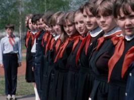 Во что одевались советские школьники