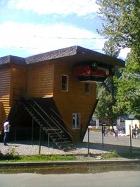 Висящий мини купер.