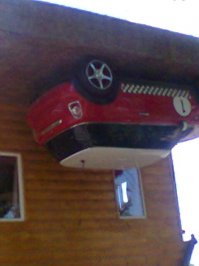 Висящий мини купер.