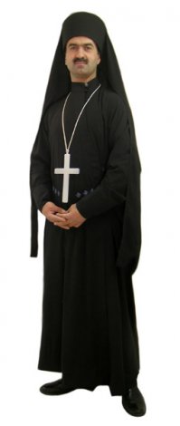 Вполне можно принять и за православного священника. Эдакий Всеволод Чаплин. Может и в засаде...