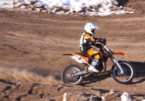 тренировался на мотоциклистах, учился с проводкой фотографировать. хочешь дешево и сердито, много ходи и ищи, не хочешь ходить, треть много денег на студию. поскольку денег на студию нет, проходится много по разным мероприятиям ходить)) нравится это дело если честно .