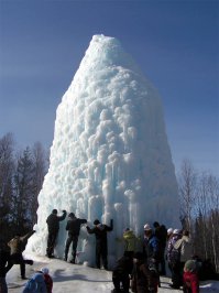 Раз уж упомянули Ильмеский заповедник, до которого мне 15 минут хотьбы от дома, то стоит упомянуть национальный парк Зюраткуль, с его уникальным озером и ледяным фонтаном