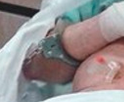 Почему он наручниками прикован?