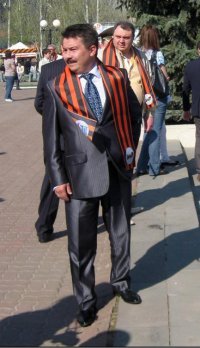 "...Дон Румата появился при дворе с носовым платочком и на следующий раз придворные повторили нововведение. Но как! За благородными донами волочились целые простыни, обшитые кружевами..."