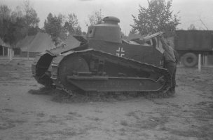 Судя по фото - это Западный фронт весна 1945г.
На фото ЛЕГКИЙ танк, - вот чем встречали фашистов на Западе. Все Тигры, Пантеры и другие тяжелые танки на нашем, на восточном фронте?