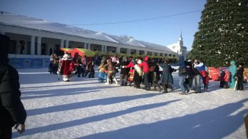 Отличная фотка!
Помню помню эти торговые ряды - в то время как мы там были на этом месте проходила ярмарка и шла бойкая торговля!