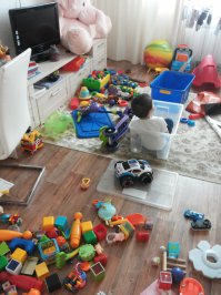 Когда я стала мамой (сын на фото), решила дописать в своем резюме, что я стрессоустойчивая () Ведь 90%  времени я говорю: собирай игрушки, не упади, слезь,  аккуратнее, не беги на дорогу и пр. Но в моем резюме уже было написано это слово )) 
Ха-ха. Интересно, по какой такой причине я раньше была о себе такого высокого мнения? Видимо, промолчала, когда мне на ногу наступили в метро и решила, что терпение мое на уровне святого.