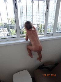 Когда я стала мамой (сын на фото), решила дописать в своем резюме, что я стрессоустойчивая () Ведь 90%  времени я говорю: собирай игрушки, не упади, слезь,  аккуратнее, не беги на дорогу и пр. Но в моем резюме уже было написано это слово )) 
Ха-ха. Интересно, по какой такой причине я раньше была о себе такого высокого мнения? Видимо, промолчала, когда мне на ногу наступили в метро и решила, что терпение мое на уровне святого.