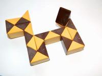 Вот эта штука у меня в детстве вызывала огромную гамму эмоций. Я сознательно помню себя с довольно позднего возраста, но вот эта головоломка мне врезалась в память, когда я почти ничего еще не соображала) Я помню прям её запах, ощущение формы в руках, усилие с которым надо повернуть и звук, когда деталька встает на место))