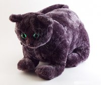 Насчет котов, хотела я сделать интернет магазин для любителей котиков, ездила по всяким выставкам товаров и на одной увидела мужика, стоит у пустого стенда с ноутбуком и плюшевой кошкой а на экране ноута кот урча прет эту самую игрушку)))
Короче мужик из Краснодара по-моему, заморочился, сделал секс-куклу, на металическом каркасе плюшевая киса в соответствующей удобной позе и две дырочки сзади, которые выворачиваются и моются, к игрушке прилагаются пробирочки с кошачьими феромонами, вот так вот)) Подходят для маленьких собак тоже))
Под впечатлением закупили мы 10 штук, магазин неудался, продавали все закупленное на выставках с мамой, этих так и не решились выставить лично, валяются на балконе 
Вот такие они