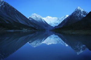 Очень много красивых гор. Автор, а где же наши? Белуха на Алтае, восточные саяны????? Почему отечественного производителя не поддерживаем???