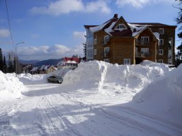 Ха, сугроб перед окном апартаментов подрос когда мы туда въехали пару недель назад :)
На этой фотке он поменьше (треугольник по центру).