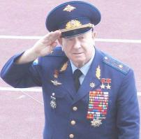 Алексей Леонов - первый человек, побывавший в открытом космосе