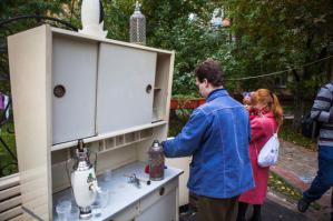 у нас до сих пор такой буфетик жив. стоит в комнате в коммунальной квартире, которую сдаем. людям даже нравится :)