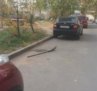 Вот женщина остается женщиной всегда, метлу-то в другую сторону парковать надо! :)