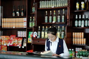 Ща погуглил на тему северокорейских магазинов - есть государственные, в которых пратически ни хрена кроме ограниченого набора продуктов, рисовой водки и то по картачкам,  комерческие для номенклатуры в которых уже хоть что-то есть и без талонов, но по ценам которые рядовуму корейцу не по карману, и валютные для туристов. В государственных магазинах съемка запрещена и фоток на эту тему нет, а вот комерческие и валютные переодически попадаются и выглядит это так: